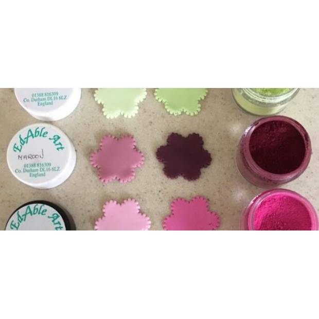 Staubfarbe Bordeauxrot