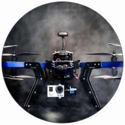 Essbare Papierflugdrohne auf schwarzem Hintergrund 19,5 cm