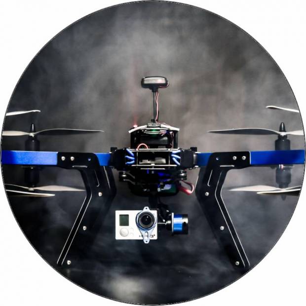 Essbare Papierflugdrohne auf schwarzem Hintergrund 19,5 cm