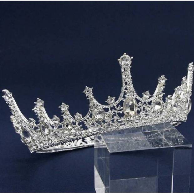 Nicht essbare Dekoration Metallische Krone Silberní mit silbernen Steinen